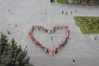 123 кременчужанина  на площади Победы изобразили  «Живое сердце» (Фото, Видео)