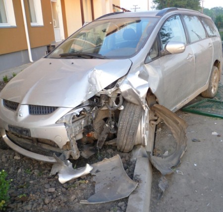 Кременчужанин на Mitsubishi Grandis въехал в забор ж/д станции «Потоки» (ФОТО)