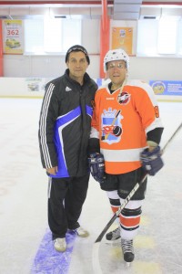 ХОККЕЙ. В напряженном матче молодёжь одержала победу над ветеранами.