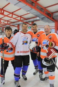 ХОККЕЙ. В напряженном матче молодёжь одержала победу над ветеранами.