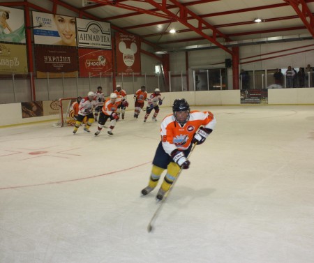 ХОККЕЙ. В напряженном матче молодёжь одержала победу над ветеранами.