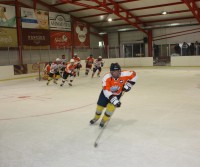 ХОККЕЙ. В напряженном матче молодёжь одержала победу над ветеранами.