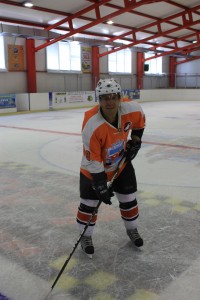 ХОККЕЙ. В напряженном матче молодёжь одержала победу над ветеранами.