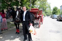 В Кременчуге роженицу встретили на карете с лошадьми (ФОТО, ВИДЕО)