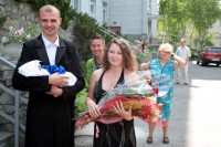 В Кременчуге роженицу встретили на карете с лошадьми (ФОТО, ВИДЕО)