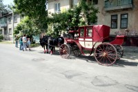В Кременчуге роженицу встретили на карете с лошадьми (ФОТО, ВИДЕО)