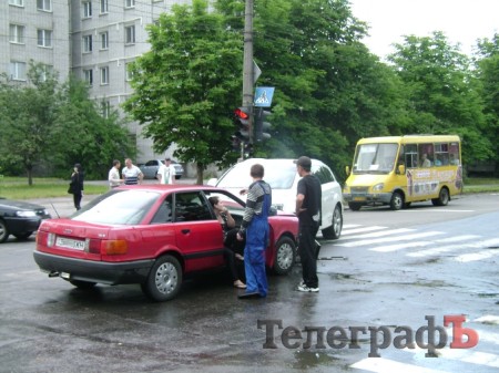 В центре Кременчуга в лобовую столкнулись Audi 80 и Audi Q7 (ФОТО, дополнено)