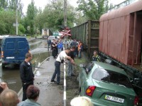 В центре Кременчуга автомобиль въехал под поезд (ФОТО)