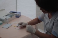 В Кременчуге почтили память умерших от СПИДа и предложили всем желающим бесплатно пройти тест на ВИЧ  (ФОТО)