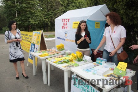 В Кременчуге почтили память умерших от СПИДа и предложили всем желающим бесплатно пройти тест на ВИЧ  (ФОТО)