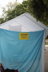 В Кременчуге почтили память умерших от СПИДа и предложили всем желающим бесплатно пройти тест на ВИЧ  (ФОТО)