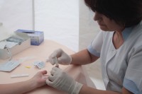 В Кременчуге почтили память умерших от СПИДа и предложили всем желающим бесплатно пройти тест на ВИЧ  (ФОТО)