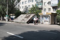 В Кременчуге упала остановка (ФОТО)