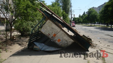 В Кременчуге упала остановка (ФОТО)