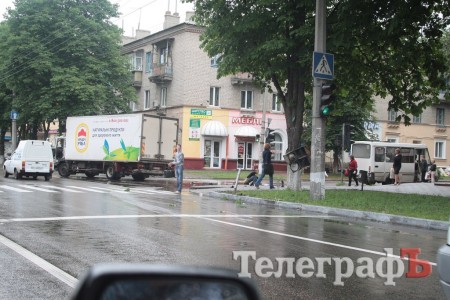 В Кременчуге грузовик сбил прохожего на тротуаре (дополнено) (ФОТО) 