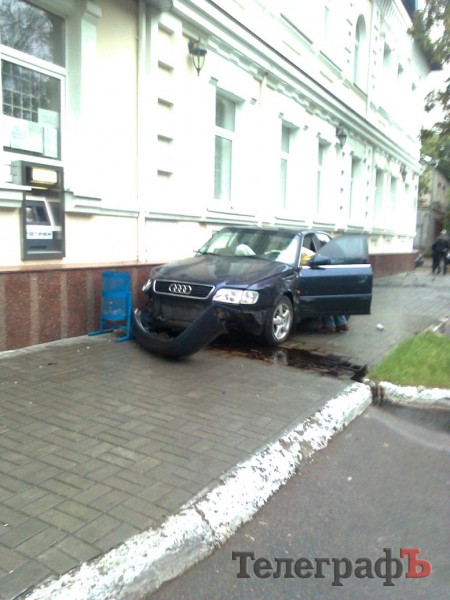 В центре Кременчуга два автомобиля врезались в здание банка (ФОТО)
