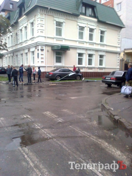 В центре Кременчуга два автомобиля врезались в здание банка (ФОТО)