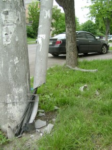 В центре Кременчуга два автомобиля врезались в здание банка (ФОТО)