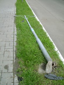 В центре Кременчуга два автомобиля врезались в здание банка (ФОТО)