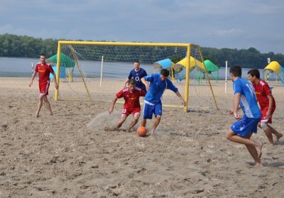 ФУТБОЛ. На центральном пляже - не пляжная погода.