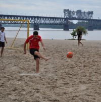 ФУТБОЛ. На центральном пляже - не пляжная погода.