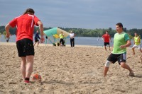 ФУТБОЛ. На центральном пляже - не пляжная погода.