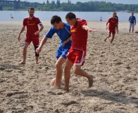 ФУТБОЛ. На центральном пляже - не пляжная погода.