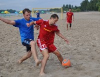 ФУТБОЛ. На центральном пляже - не пляжная погода.