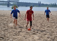 ФУТБОЛ. На центральном пляже - не пляжная погода.