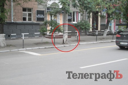 В центре Кременчуга рушится столб (ФОТО)