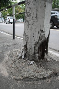 В центре Кременчуга рушится столб (ФОТО)