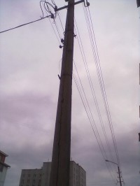 Еще один разрушенный столб в Кременчуге (ФОТО)