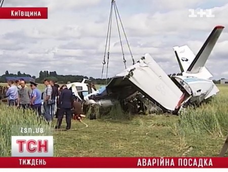 На Киевщине во время грозы разбился самолет: погибли 4 парашютиста и пилот