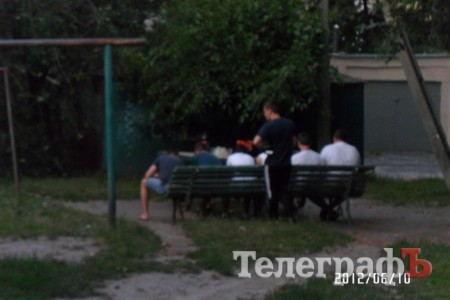 Евро-2012 по-кременчугски: смотрим матчи во дворе на лавочке (ФОТО)