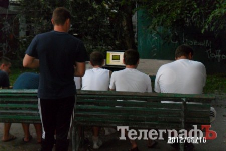 Евро-2012 по-кременчугски: смотрим матчи во дворе на лавочке (ФОТО)