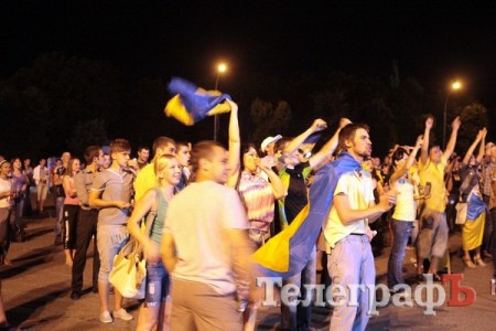 При просмотре матча Украина - Швеция кременчужане обнимались и танцевали (ФОТО)