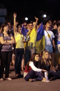 При просмотре матча Украина - Швеция кременчужане обнимались и танцевали (ФОТО)