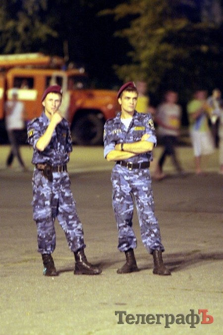 При просмотре матча Украина - Швеция кременчужане обнимались и танцевали (ФОТО)