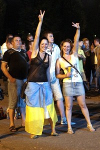 При просмотре матча Украина - Швеция кременчужане обнимались и танцевали (ФОТО)