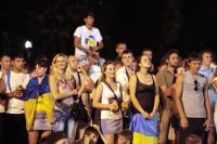 При просмотре матча Украина - Швеция кременчужане обнимались и танцевали (ФОТО)