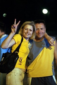 При просмотре матча Украина - Швеция кременчужане обнимались и танцевали (ФОТО)