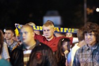 При просмотре матча Украина - Швеция кременчужане обнимались и танцевали (ФОТО)