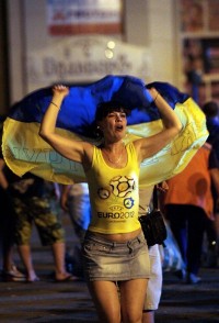 При просмотре матча Украина - Швеция кременчужане обнимались и танцевали (ФОТО)