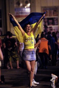 При просмотре матча Украина - Швеция кременчужане обнимались и танцевали (ФОТО)