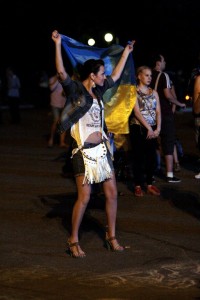 При просмотре матча Украина - Швеция кременчужане обнимались и танцевали (ФОТО)