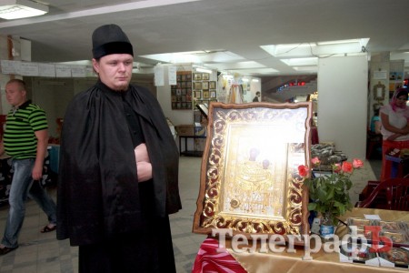 В Кременчуг привезли исцеляющие от пьянства и болезней иконы и святые мощи (Фото, ВИДЕО)