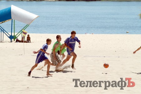 В Кременчуге проходят соревнования по пляжному футболу среди детей