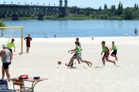 В Кременчуге проходят соревнования по пляжному футболу среди детей