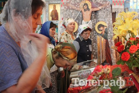 В церкви Серафима Cаровского прихожане смогли приложиться к мощам мученика Вонифатия (ФОТО, ВИДЕО)