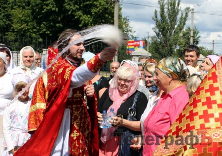 В церкви Серафима Cаровского прихожане смогли приложиться к мощам мученика Вонифатия (ФОТО, ВИДЕО)